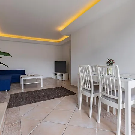 Sunny 2 Bdr By Lovelystay تشارنكه