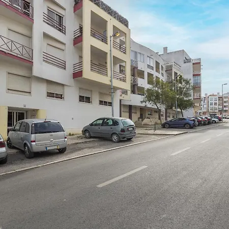 Sunny 2 Bdr By Lovelystay