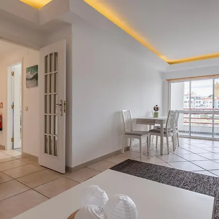 Sunny 2 Bdr By Lovelystay تشارنكه