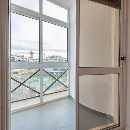 Sunny 2 Bdr By Lovelystay تشارنكه