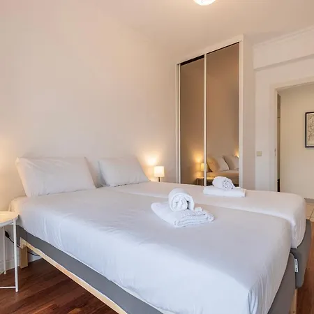 Sunny 2 Bdr By Lovelystay * تشارنكه