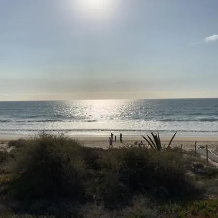 Sunny 2 Bdr By Lovelystay تشارنكه